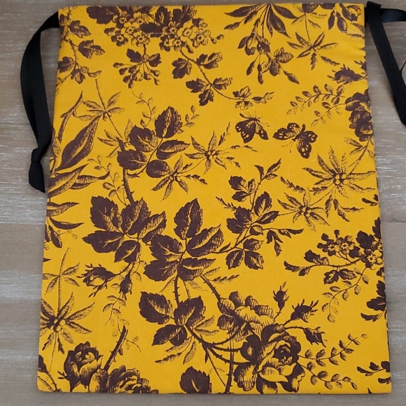 New never used GUCCI drawstring pouch bag 💛 - Picture 5 of 5
